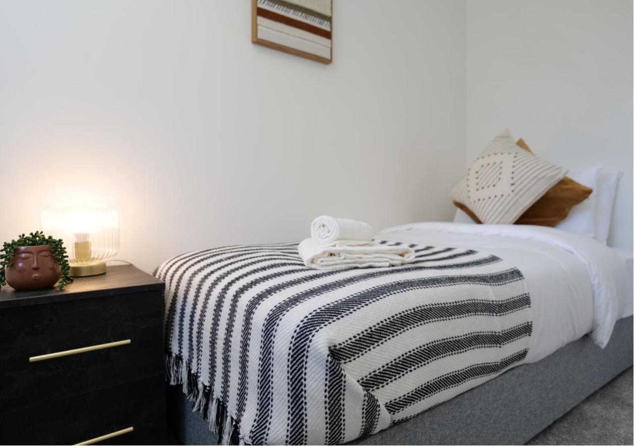 Modern Spark Home With Parking, Garden, Wi-Fi Birmingham Bagian luar foto